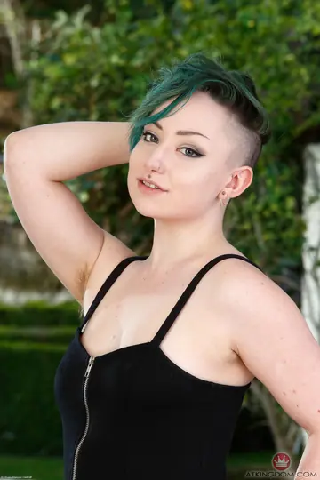 Blath – Petite Short-Haired Brunette Spreads Her Hairy Pussy Outdoors