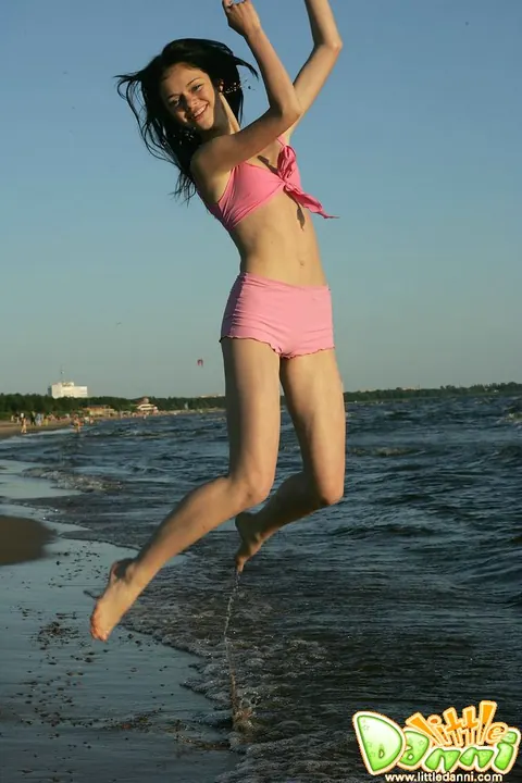 PAWG Strips Out of Her Bikini on the Beach – photo 12 of 15