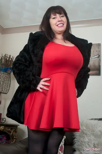 British Brunette MILF in Stockings Spreads Her Trimmed Pussy