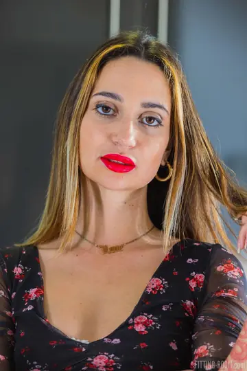 Goldie Locks – Brunette in High Heels Spreads Her Pussy in the Bathroom