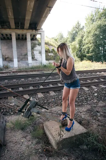 Linda Z – Tall Blonde in High Heels and Shorts Spreads Outdoors