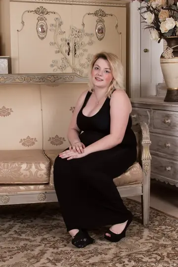AJ Shine – Tattooed Blonde BBW Strips and Spreads Her Hairy Pussy