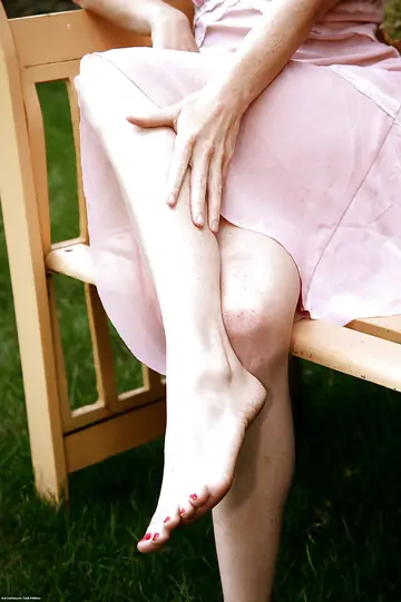 Thick MILF Spreads Her Hairy Pussy and Shows Her Feet Outdoors