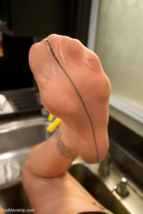 Julia Ann: Tattooed Blonde MILF Bound and Shows Her Feet – photo 16 of 20