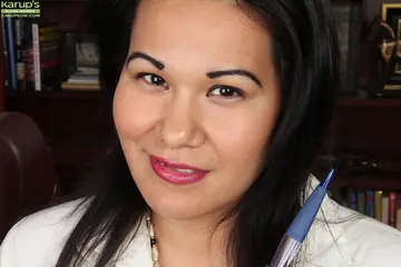 Susie Jhonson – Curvy Asian MILF in Stockings Shows Her Shaved Pussy