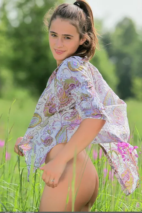 Penelope B Vinona: Brunette Strolls Naked Through the Forest – photo 6 of 18