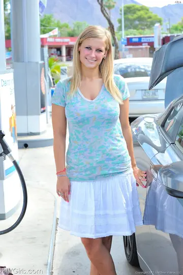 Alice Wonder – Tall Blonde Flashes Her Big Tits and Strips Outdoors