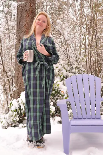 Tasty Trixie – Blonde MILF Strips Outdoors and Spreads Her Hairy Pussy