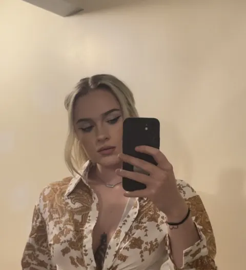 BBW Poses in Jeans for Selfies – photo 20 of 20