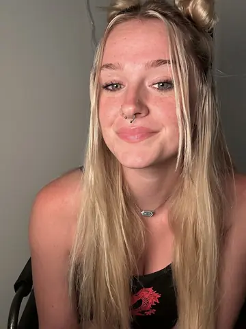 BBW Poses in Jeans for Selfies