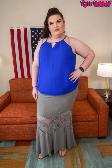 Curvy Trans Woman Poses Nude and Shows Her Body