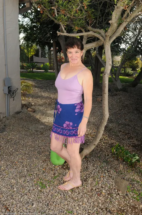 Busty MILF Rubs Her Shaved Pussy Outdoors – photo 2 of 21