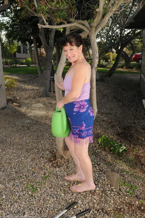 Busty MILF Rubs Her Shaved Pussy Outdoors – photo 1 of 21