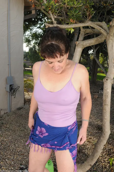 Busty MILF Rubs Her Shaved Pussy Outdoors – photo 4 of 21