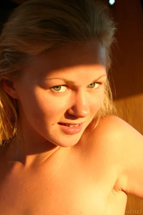 Anna Smart: Blonde Strips Nude and Shows Her Big Natural Tits – photo 4 of 21