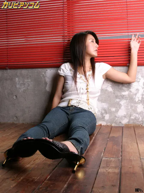 Petite Asian Babe in Jeans Shows Her Trimmed Pussy and Fucks Outdoors – photo 3 of 12