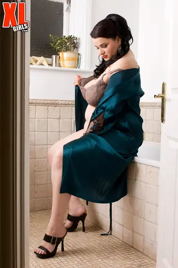 Madison Lee – BBW Brunette Strips Out of Her Lingerie in the Bathroom