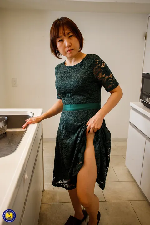 Yuki Kozakura: Asian Redhead MILF Poses Nude in the Kitchen – photo 2 of 20
