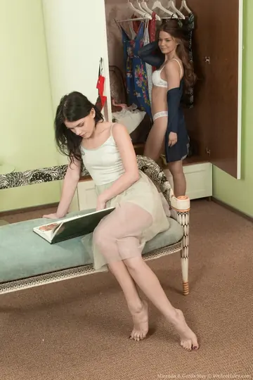 Gerda Bee – Two Brunettes in Lingerie and Socks Share a Dildo