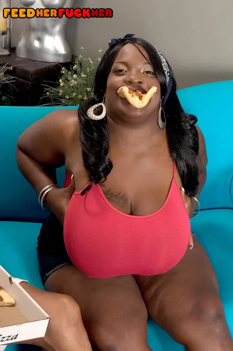 Diamond Knights: Ebony BBW Blows and Fucks the Pizza Delivery Guy – photo 6 of 17