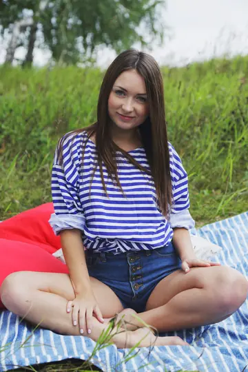 Alexa Day – Russian Babe Strips Out of Her Shorts in the Forest