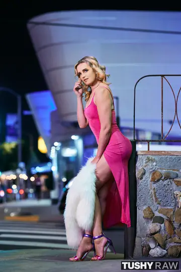 Charlie Forde – Blonde MILF in a Bikini and Heels Takes Anal and a Facial