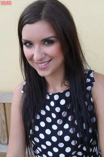 Katie Oliver – Brunette Fingers Her Pussy in a Skirt Outdoors