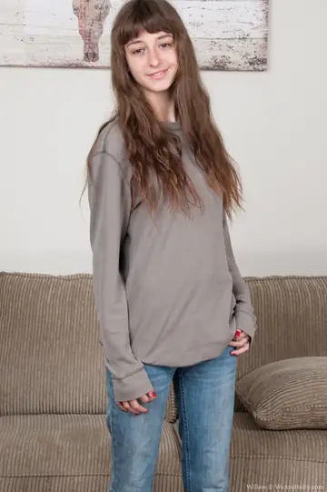 Willow Hayes – Slim Brunette Strips Off Her Jeans to Show Her Hairy Pussy