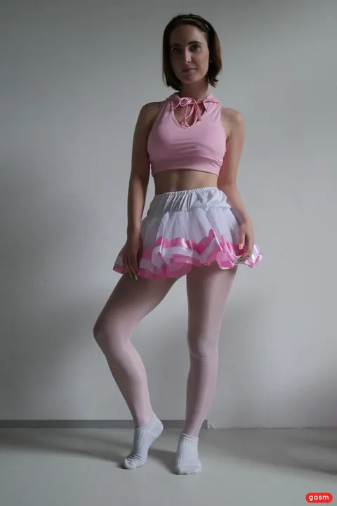 Lou Nesbit: Brunette German Ballerina Fucks Her Instructor in Pantyhose – photo 8 of 15