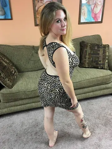 Dani Arcadia – Blonde BBW MILF Fucks Herself with a Dildo and Fingers Her Pussy