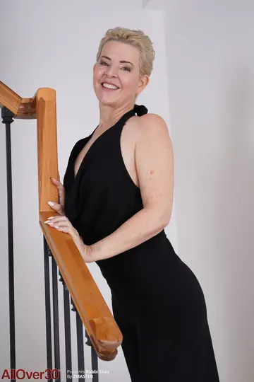 Thick Blonde MILF Poses Nude and Spreads Her Pussy