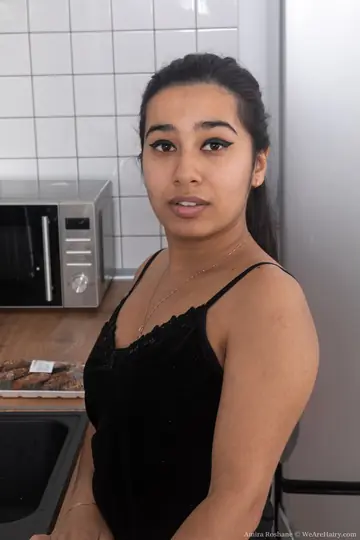 Amira Roshane – Hairy Amateur in the Kitchen Pulls Aside Her Panties and Spreads