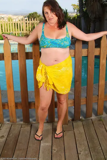 Curvy Brunette MILF Strips Out of Her Bikini Outdoors