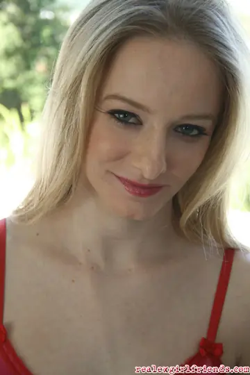 Kandi Hart – Skinny Blonde MILF Rolls Down Her Top and Spreads