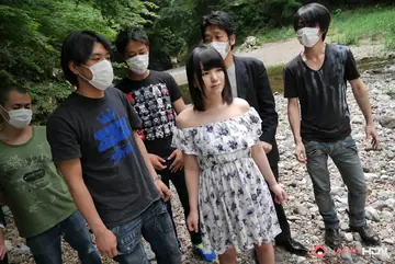 Tsuna Kimura – Japanese Redhead Gives Blowjobs to a Group Outdoors
