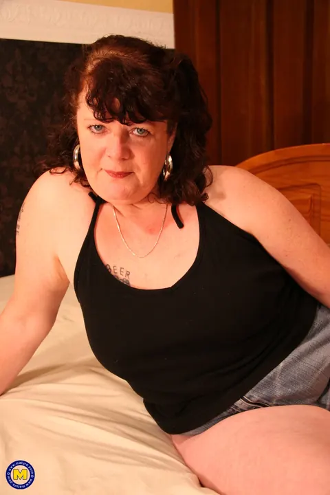 Thick Mature Woman Masturbates with a Dildo – photo 2 of 21