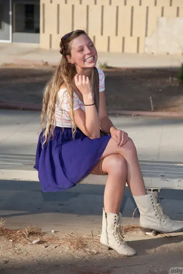 Marley Kunis – Blonde Flashes Her Panties Outdoors