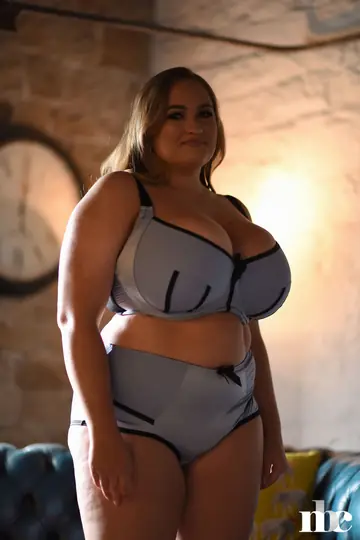 Sara Willis – Blonde BBW Shows Her Big Tits in Lingerie Outdoors
