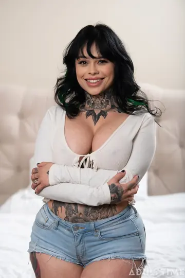 XWife Karen – Latina BBW Masturbates with a Dildo in Shorts