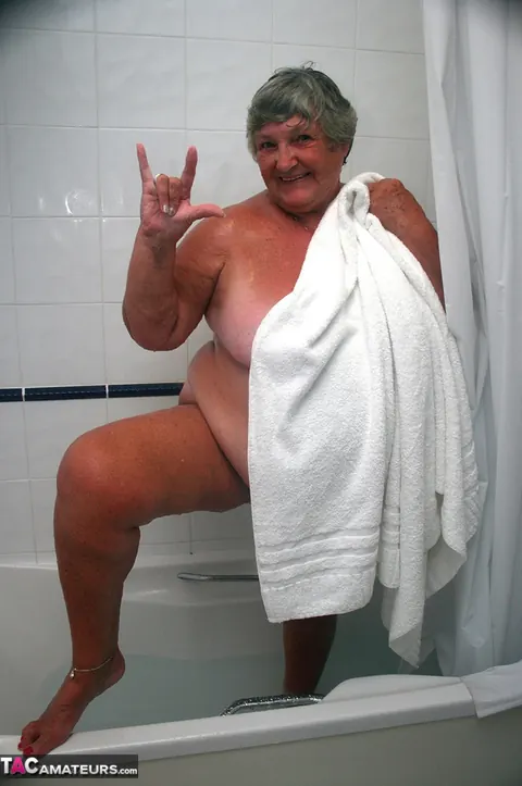 British BBW Poses Nude in the Bathroom – photo 20 of 20