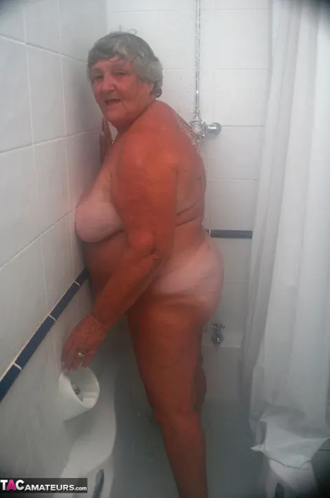 British BBW Poses Nude in the Bathroom – photo 19 of 20