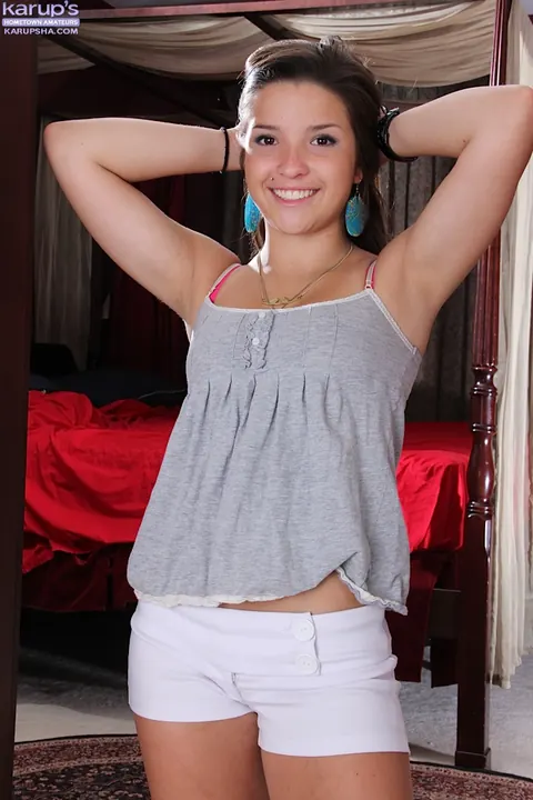 Veronica Berry: Ebony Amateur Peels Off Her Shorts and Spreads Wide – photo 2 of 15