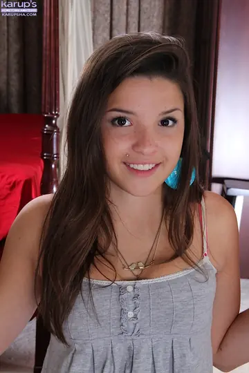 Veronica Berry – Ebony Amateur Peels Off Her Shorts and Spreads Wide