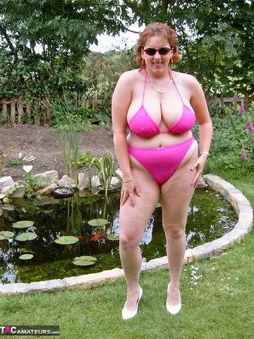 Curvy Claire – Curvy British MILF Strips Off Her Bikini in the Backyard for Sex