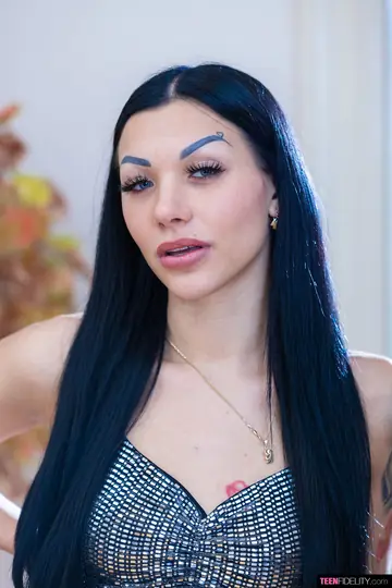 Adelle Sabelle – Tattooed Czech Brunette Spreads Her Pussy Outdoors