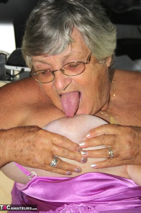 BBW Brunette Poses Nude in Glasses – photo 15 of 20