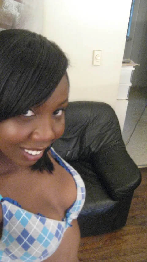 Ebony Beauty Strips for Selfies and Shows Her Boobs – photo 4 of 20