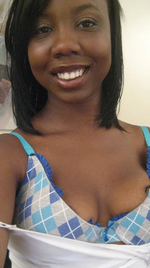 Ebony Beauty Strips for Selfies and Shows Her Boobs – photo 2 of 20