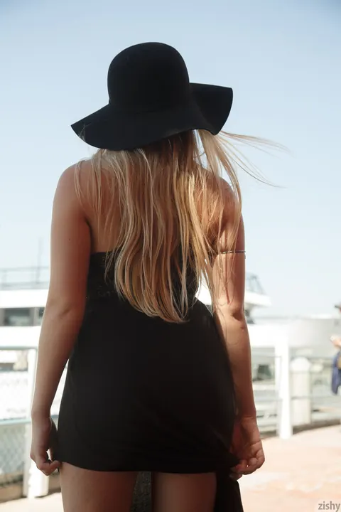Kayla Linchek: Thick Blonde Flashes Her Big Tits and Huge Ass Outdoors – photo 4 of 13