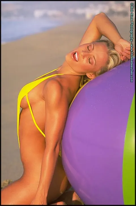 Sarah Orbanic: Blonde MILF in a Bikini and Glasses Poses by the Pool – photo 15 of 15